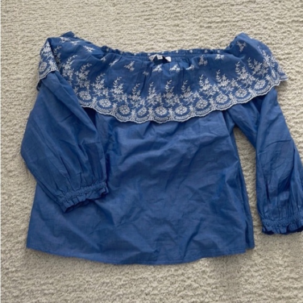 Francesca’s Chambray top - Picture 2 of 4